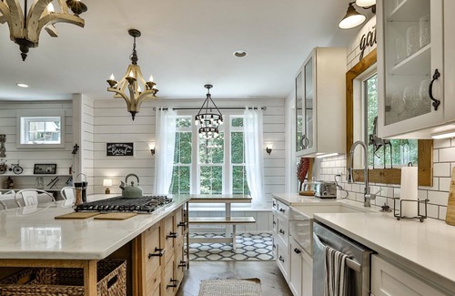 Blairsville Cabin | BELLA- VITA - Stunning Craftsman Farmhouse Mountain Home in gated community!
