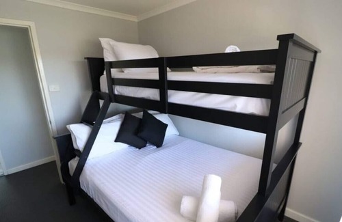 Buttaba House | Bellavista - outdoor dog friendly lake views