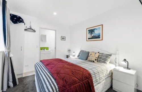 Waitahanui House | Bellbird Cottage - Lake Taupo Bach