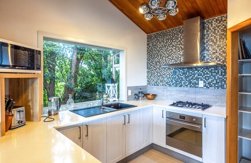 Waiheke Island House | Belle Bird Place - Onetangi Holiday Home
