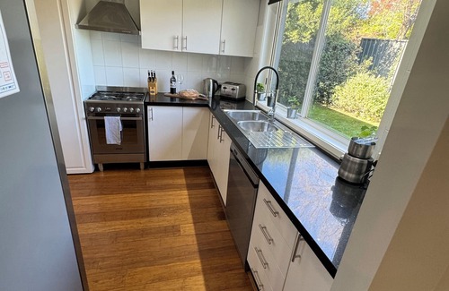 Bowral House | Belle in Bowral - walk to town