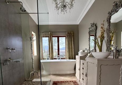 Wellington House | Belle Vallee Guestroom 1