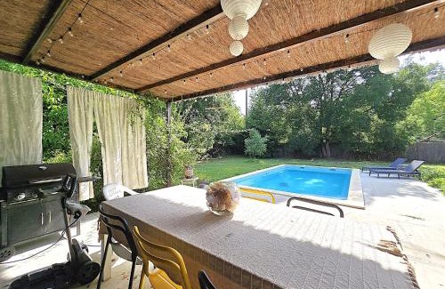 Montauban Villa | Belle villa au bord du canal - Piscine, jardin et bois -14 personnes - 6 chambres - 5 minutes de la gare - Terrasses et pergola - Parking gratuit