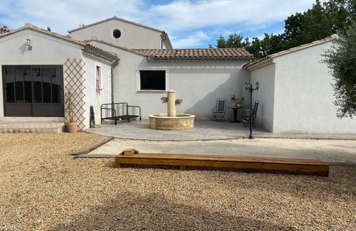 Laudun House | Belle Villa Contemporaine au Pied du Camp de César