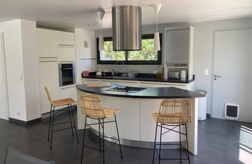 Besse-sur-Issole Villa | Belle Villa Moderne de Plain-pied Implantée sur un Jardin Méditerranéen