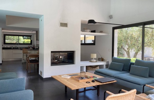Besse-sur-Issole Villa | Belle Villa Moderne de Plain-pied Implantée sur un Jardin Méditerranéen