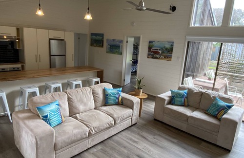 Smiths Beach House | Belle Vue on Beachcomber- less than 50m to the beach-2 minute walk to the beach
