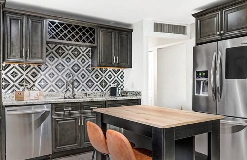 New Papago Parkway House | Bellissima! Brava! Game Room Hot Pool, Putt-Putt