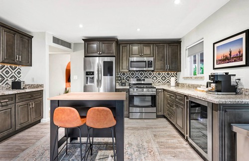 New Papago Parkway House | Bellissima! Brava! Game Room Hot Pool, Putt-Putt