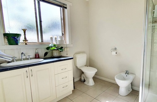 Nerrina House | Bells Lane - Large Home w/ Double Garage Sleeps 10