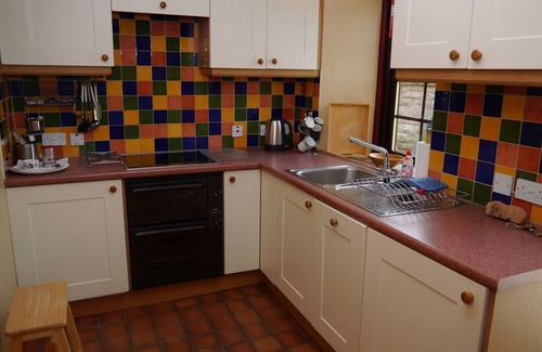Dumfries Cottage | Belmont Cottage - a cottage that sleeps 3 guests in 2 bedrooms