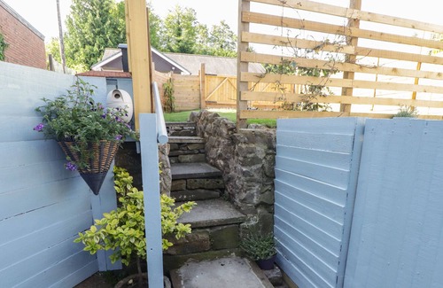 Gilwern Apartment | BELMONT HOUSE, pet friendly, with a garden in Gilwern
