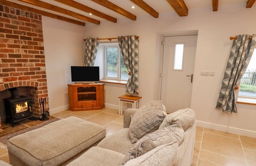 Littledean Cottage | BELVEDERE, pet friendly, character holiday cottage in Littledean