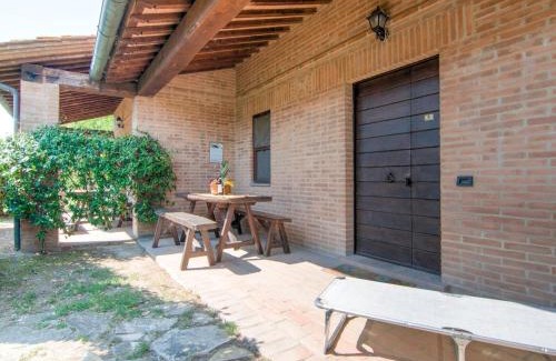 Castiglione del Lago House | Belvilla by OYO Large Farmhouse with Pool