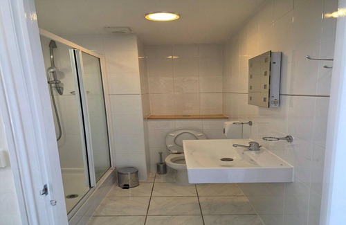 Bournemouth City Centre Apartment | Belvilla Russel Court Hotel | Standard Triple