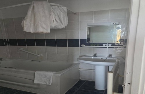 Bournemouth City Centre Apartment | Belvilla Russel Court Hotel | Standard Triple