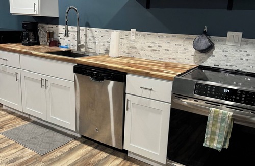 Lawrenceville Apartment | Beneath Georgia Pine apartment with AC, WiFi in lovely Lawrenceville
