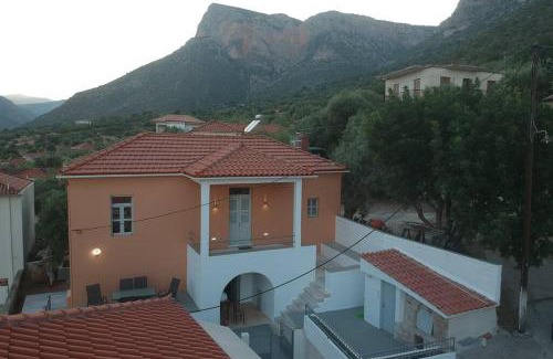Leonidio Apartment | Beneath the Rock Residence