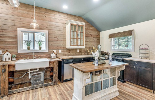 Riverside House | Benton Harbor Home 3 Mi to Beach: Grill & Yard