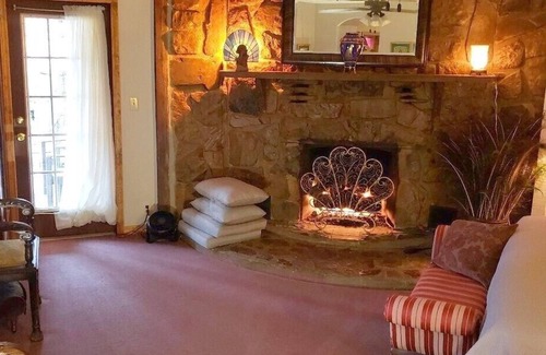 Eureka Springs Historic District Apartment | BENTON PLACE INN