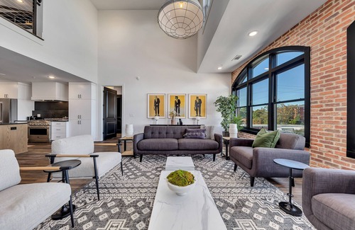 Castleberry Hill Apartment | Benz View Penthouse w Rooftop, Secure Parking