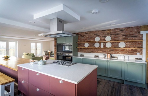 Farley Cabin | Beresford; woodland lodge for 18 w/hot tubs, games, log burner nr Alton Towers
