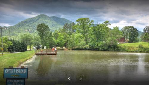 Townsend Ski Chalet | Berg Stuga, Get 1089 free Attraction Tickets per Paid Day, Dollywood Included!