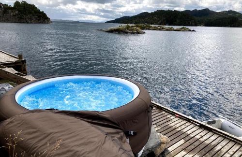 Fjell House | Bergen/Sotra:Waterfront cabin(s).Boat.Fish.Jacuzzi