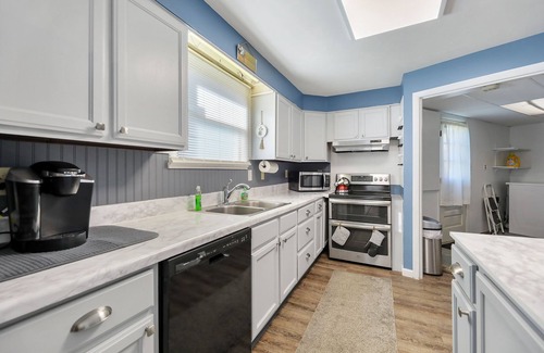 Pittsfield House | Berkshires Lake View, Hot Tub, Large Open Great Room, Lrg Kitchen