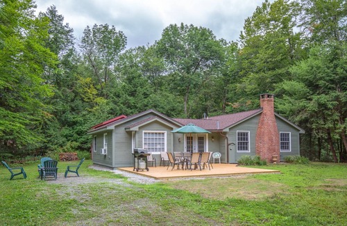 Tolland House | Berkshires Retreat & Respite ⭐️ Walk to the water. Peaceful, renovated property.