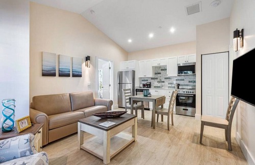 Singer Island Apartment | Bermuda Bungalows #2 🌴🏄‍♀️Quick Walk to Public Beach 🏊🩴Pool/Spa On-Site 🏖️🌅Downtown Singer Island 🌊😎Walk to Restuarants, Bars, Shops 🐬🌞Free On-Site Parking!