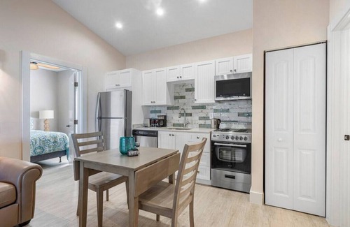 Singer Island Apartment | Bermuda Bungalows #2 🌴🏄‍♀️Quick Walk to Public Beach 🏊🩴Pool/Spa On-Site 🏖️🌅Downtown Singer Island 🌊😎Walk to Restuarants, Bars, Shops 🐬🌞Free On-Site Parking!