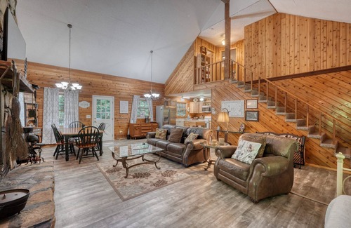 Young Harris Cabin | Berrey Patch-Creek Front-Firepit- Pet Friendly