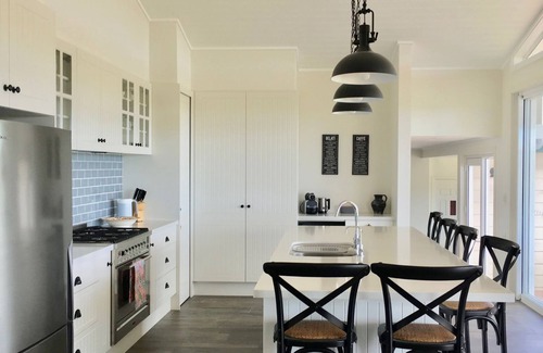 Berry House | Berry Downs cottage with pool and tennis court
