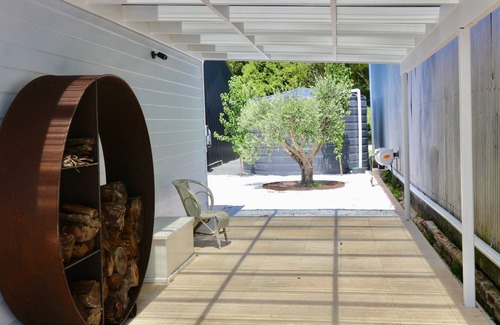 Berry House | Berry Downs cottage with pool and tennis court