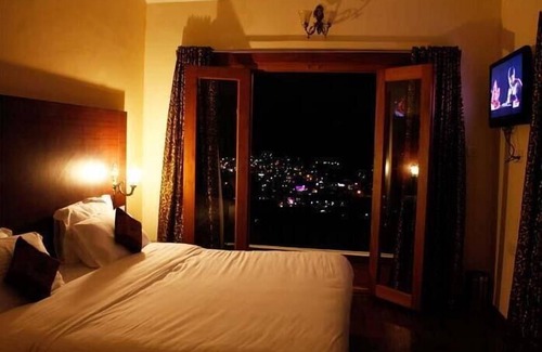 Stone House Area Hotel | Berry Hills Resort