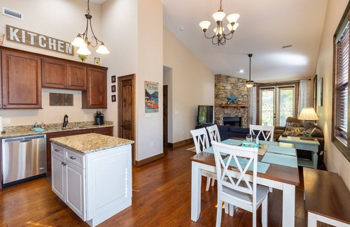Cullowhee House | Berry Patch - Modern Townhome in Small Resort Community with Pool