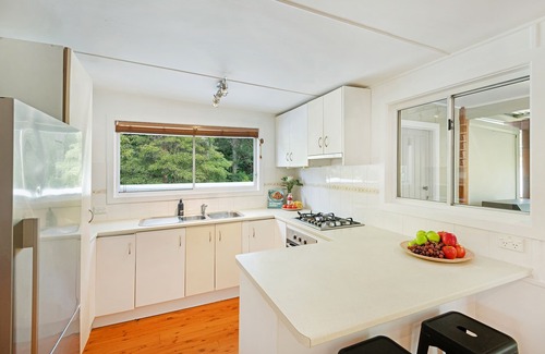 Huskisson House | Berry St: Charming Huskisson Central Cottage With Bush Outlook