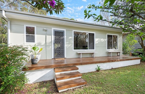 Huskisson House | Berry St: Charming Huskisson Central Cottage With Bush Outlook