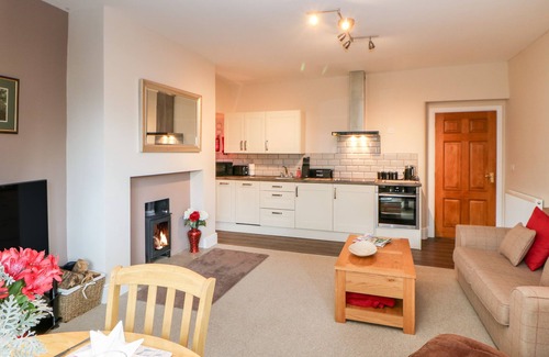 Wing Cottage | BERRYMOOR COTTAGE, pet friendly, with hot tub in Corby Hill