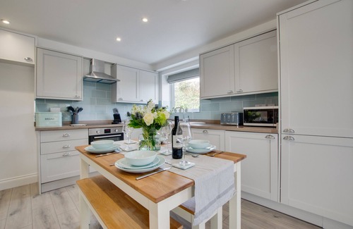 Little Petherick House | Bert's Place - Three Bedroom House, Sleeps 6