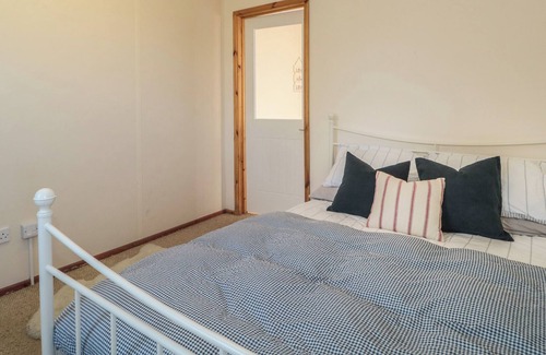 Dulverton Cottage | BERTIES BOLTHOLE, romantic, with a garden in Dulverton