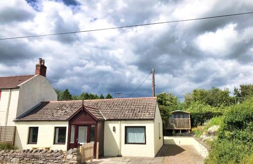 Berwick-upon-Tweed House | Berwick Upon Tweed - Ford Common - Stunning Walks and Views - Dog Friendly - Sleeps 6 - 2 Bedrooms 2 Bathrooms Cottage - Sun Room - Private Garden - Off Street Parking - Quiet Rural Location - Fast Wifi
