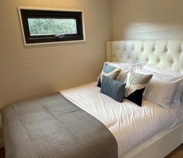 Llangollen House | Berwyn Lodge with private hot tub