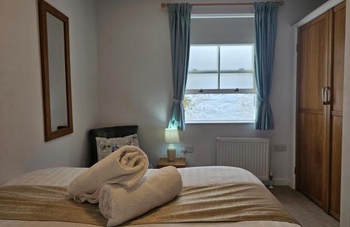 Hele House | Bespoke coastal 2 bed cottage with free parking