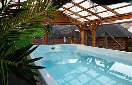 Pentney Cabin | Bespoke holiday home with private pool and hot tub, sleeps 8 ref 34073P