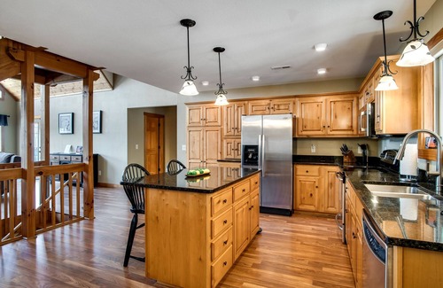Franklin House | Best 5000 sq/ft Vacation Cabin with amazing VIEWS & Activities!