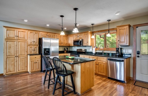 Franklin House | Best 5000 sq/ft Vacation Cabin with amazing VIEWS & Activities!