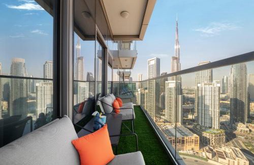 Downtown Dubai Apartment | Best Burj Khalifa view balcony apartment with 64th floor infinity Pool in Paramount Hotel Midtown