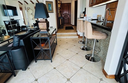 Avalon Villa | Best Hamilton Cove Views, remodeled Villa w. Golf Cart